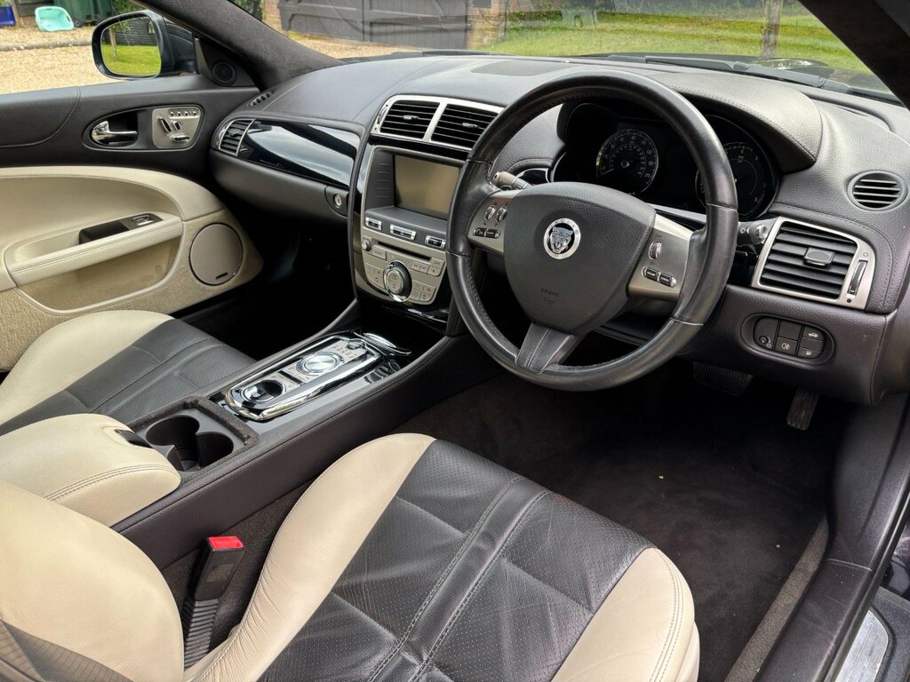Jaguar XK V8 Former Keepers-low White #11