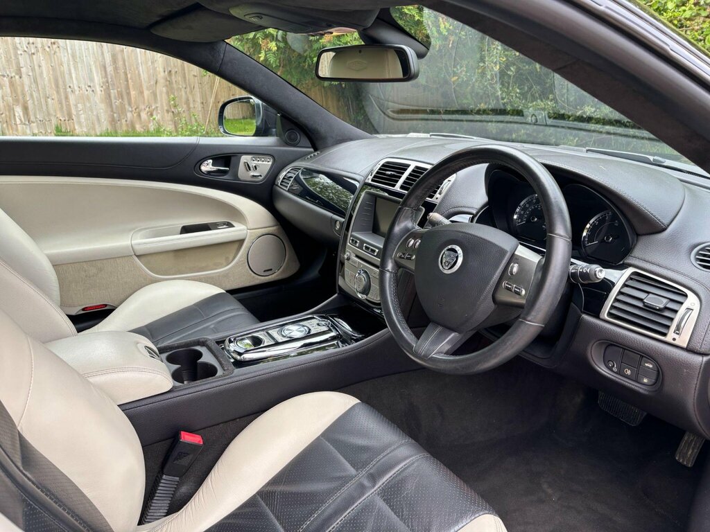 Jaguar XK V8 Former Keepers-low White #28