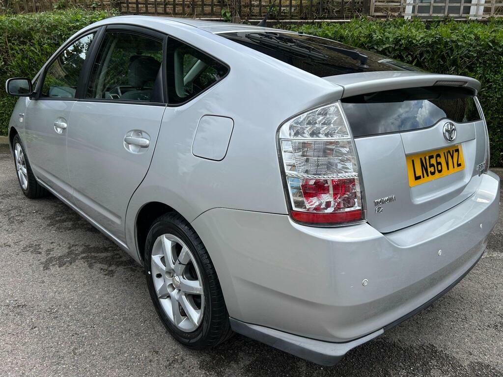 Toyota Prius 1.5 T4 Cvt Silver #4