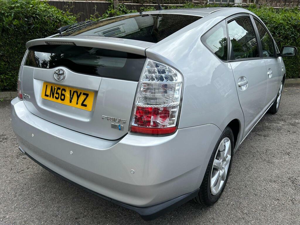 Toyota Prius 1.5 T4 Cvt Silver #2