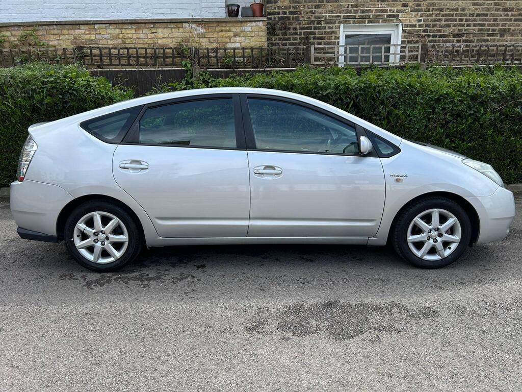 Toyota Prius 1.5 T4 Cvt Silver #5