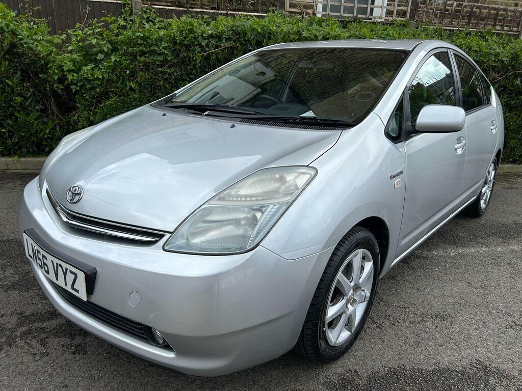 Toyota Prius 1.5 T4 Cvt Silver