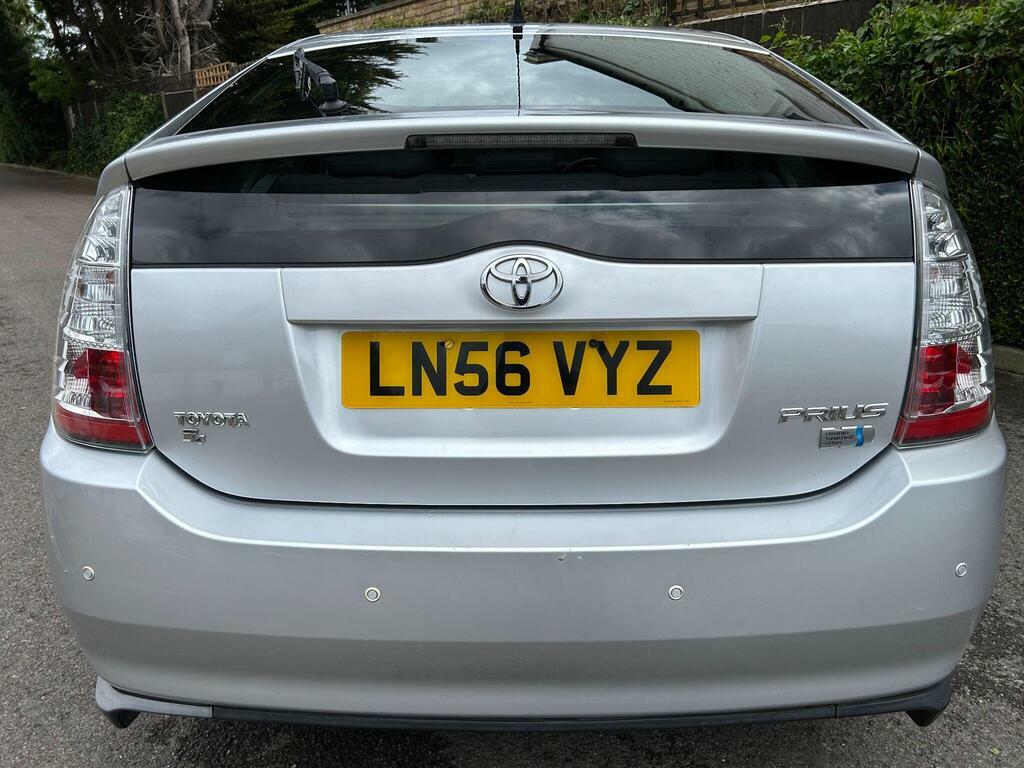 Toyota Prius 1.5 T4 Cvt Silver #3