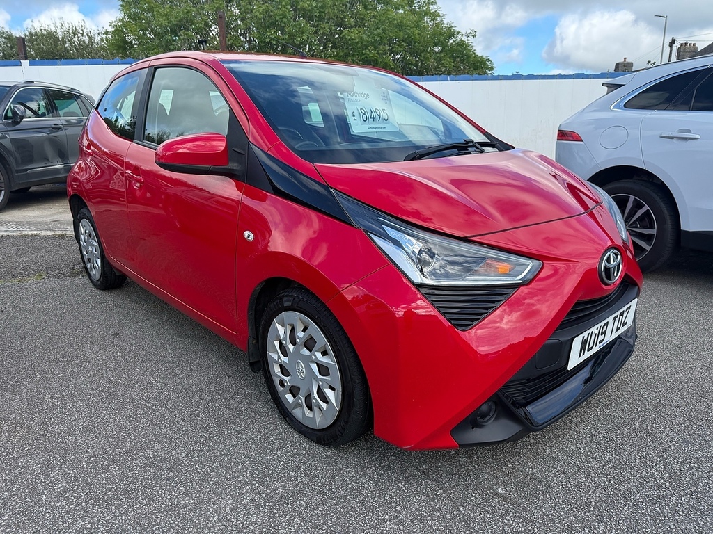 Toyota Aygo Vvt-i X-play WU19TDZ Red #2