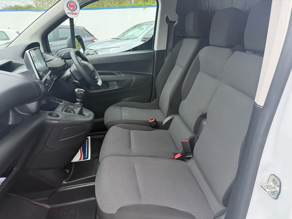 Peugeot Partner Bluehdi 1000 Professional Premium CJ23KBX White #3