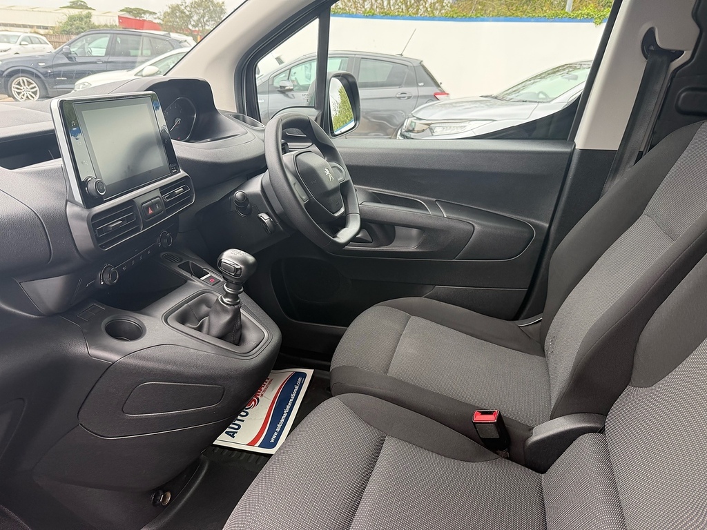 Peugeot Partner Bluehdi 1000 Professional Premium CJ23KBX White #4