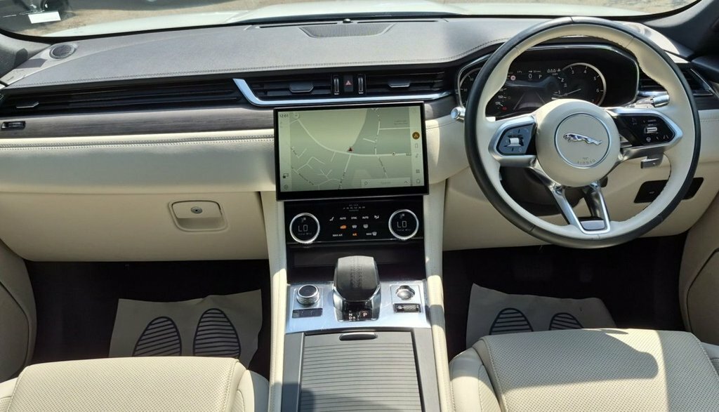 Jaguar F-Pace 2L S White #4