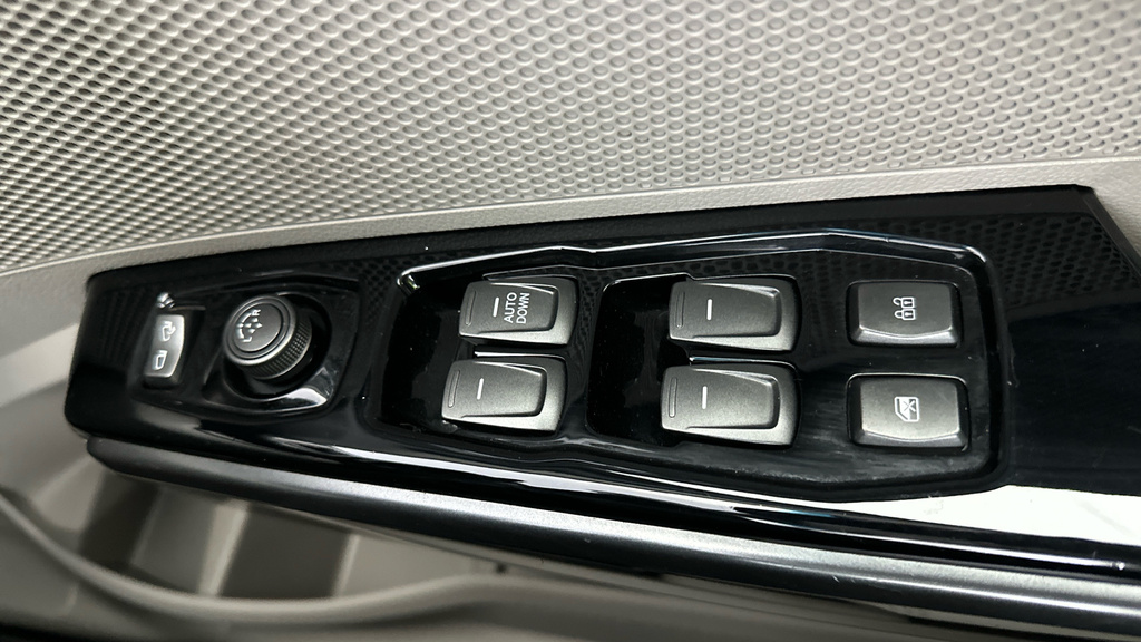 SsangYong Tivoli 1.2P Ventura White #11