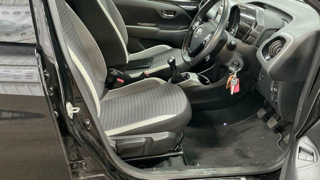 Toyota Aygo 1.0 Vvt-i X-play Euro 6 LS69WJX Black #4