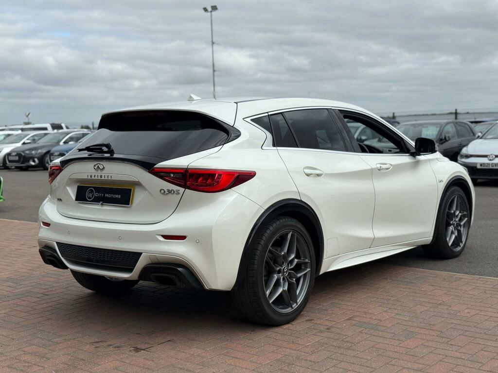 Infiniti Q30 2.0T Sport Dct Awd Euro 6 Ss White #6