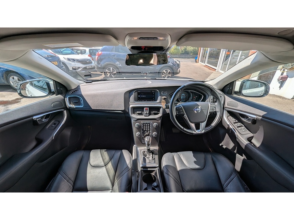 Volvo V40 1.6 T4 Se Lux Nav Hatchback Powershift White #3