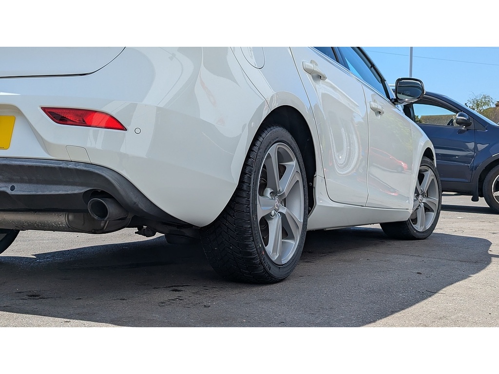 Volvo V40 1.6 T4 Se Lux Nav Hatchback Powershift White #6