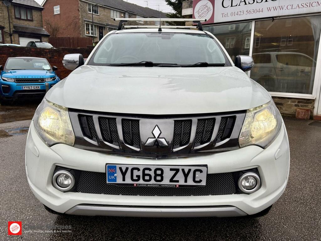 Mitsubishi L200 2.4 Di-d Dc Barbarian Pickup Double Cab YG68ZYC White #5