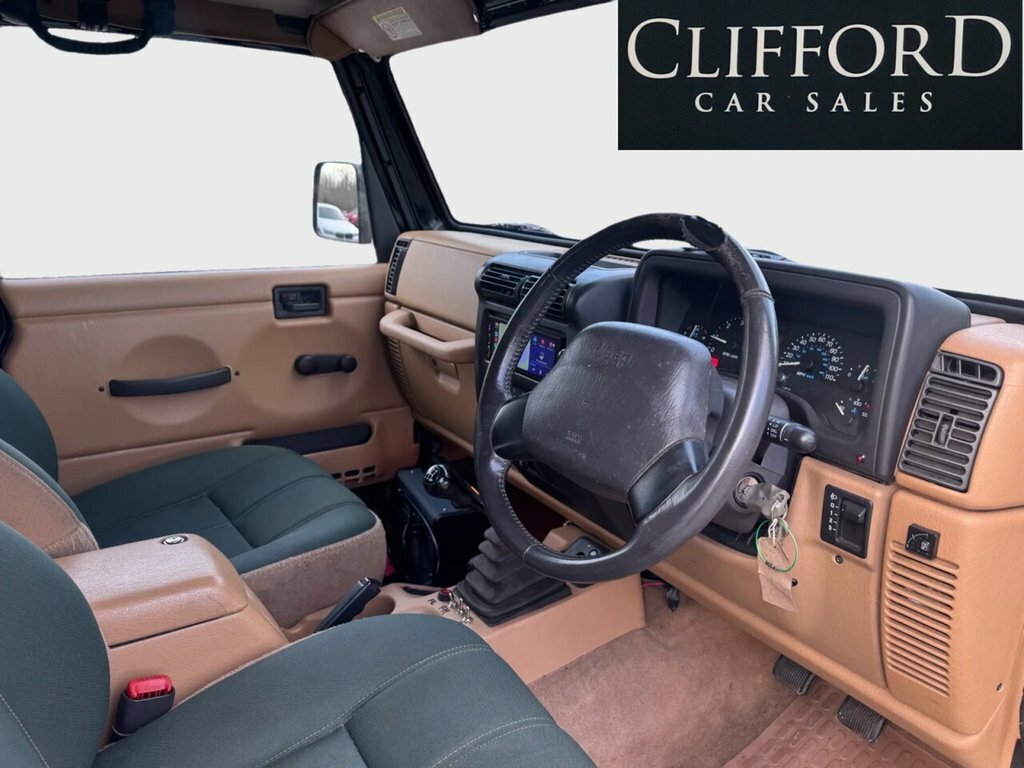 Jeep Wrangler 4.0 Sahara Hard Top 4X4 Black #30