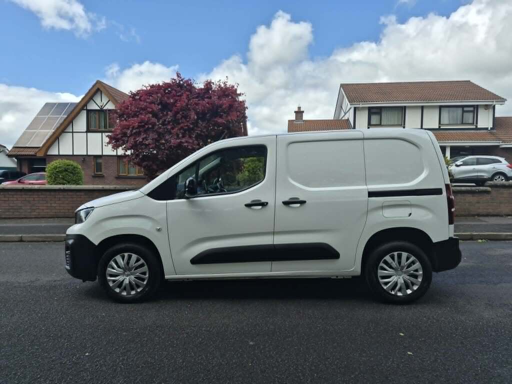 Peugeot Partner Professional 1.5Hdi SG22RUJ White #2