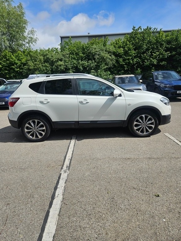 Nissan Qashqai Tekna White #4