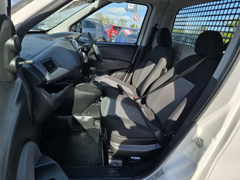 Fiat Doblo Dropside 16V 1.6 Multijet II Lwb White #4