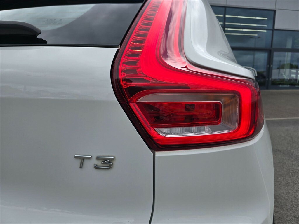 Volvo XC40 1.5 T3 Momentum Euro 6 Ss DS21UZU White #3
