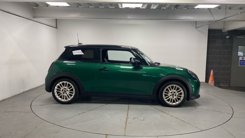 Mini Hatch Cooper C VK74YKW Green #3