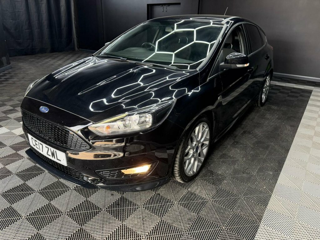 Ford Focus 1.0T Ecoboost St-line Hatchback CE17ZWL Black #3
