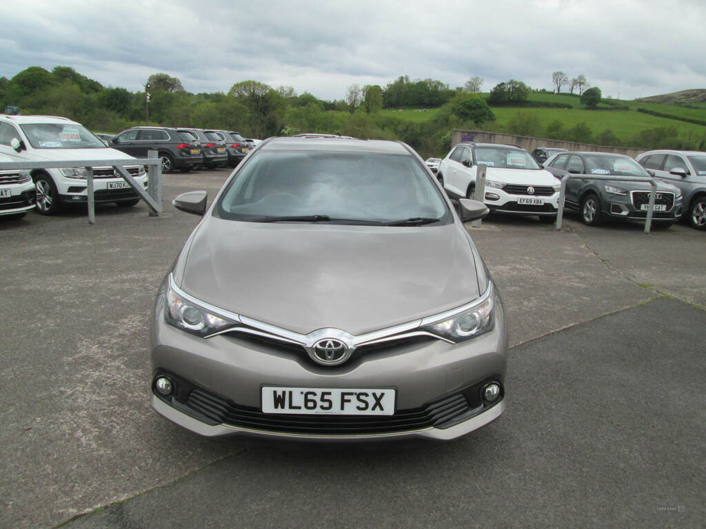 Toyota Auris 1.6 D-4d Design WL65FSX Brown #3