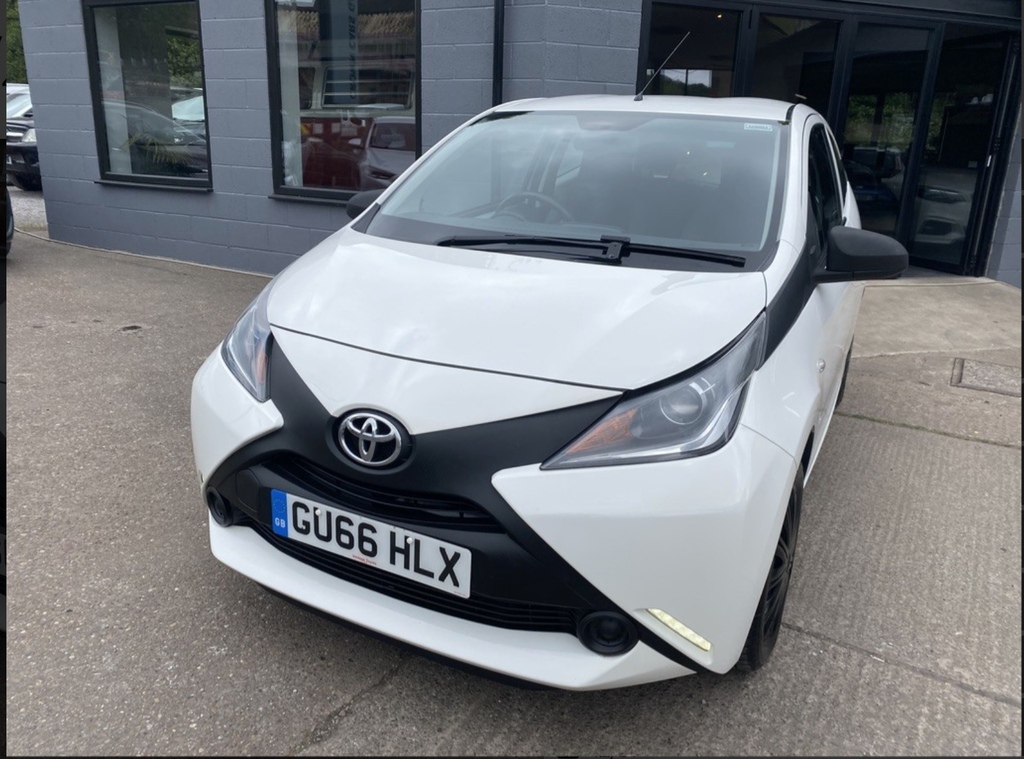 Toyota Aygo Toyota Aygo 1.0 Vvt-i X . White. Ha GU66HLX #5