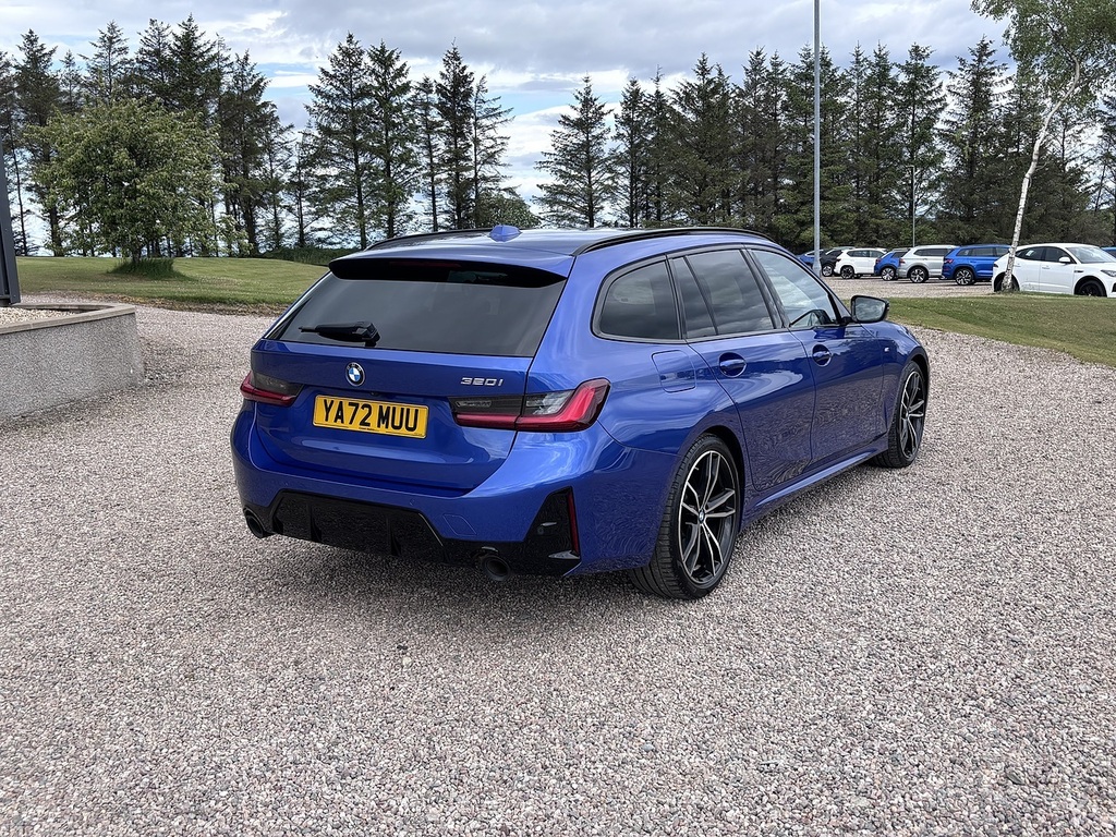 BMW 3 Series Estate YA72MUU Blue #4