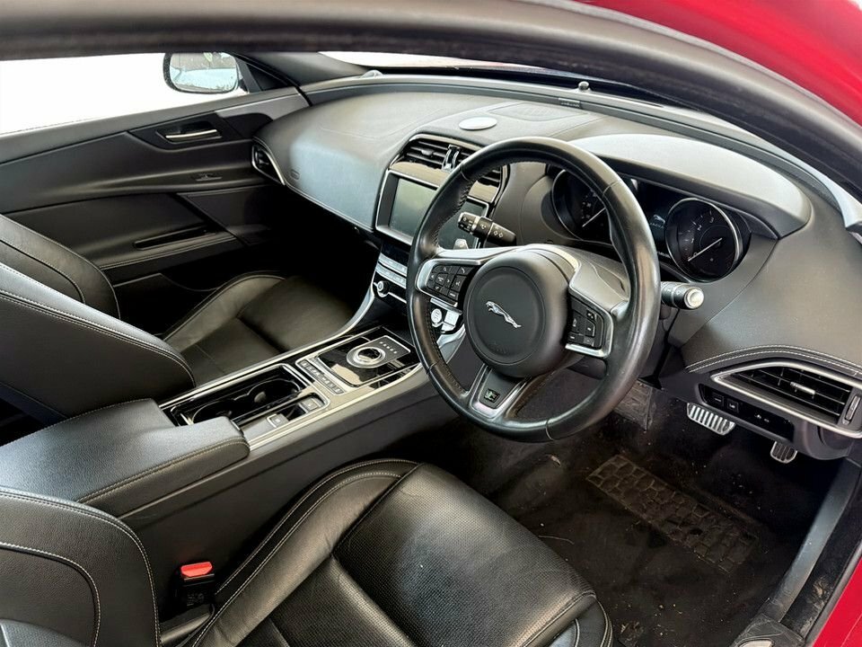 Jaguar XE 2L R-sport LP19NXE Red #5