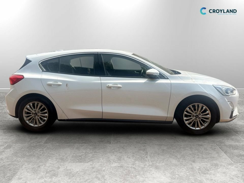 Ford Focus 1L Titanium YN68UYO White #2