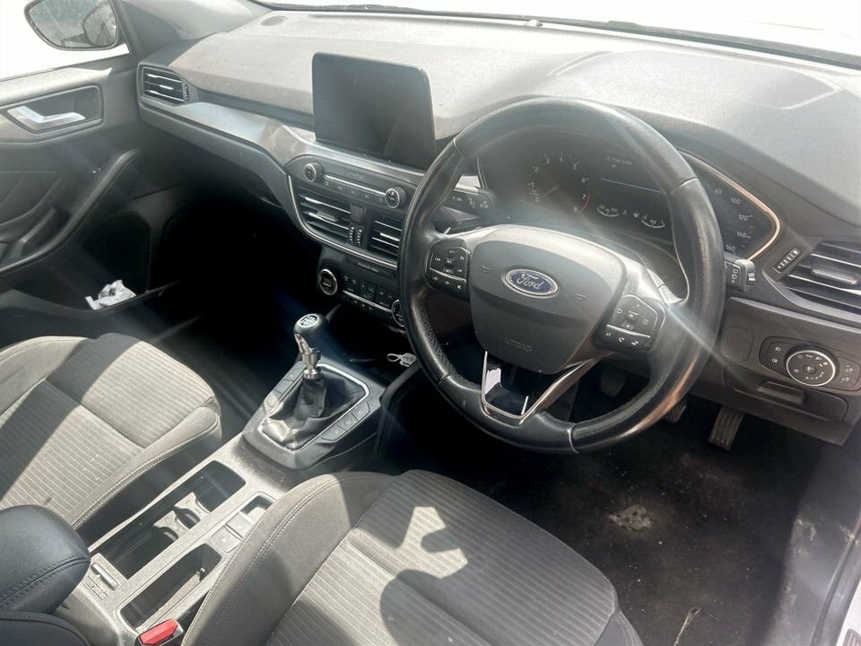 Ford Focus 1L Titanium YN68UYO White #5