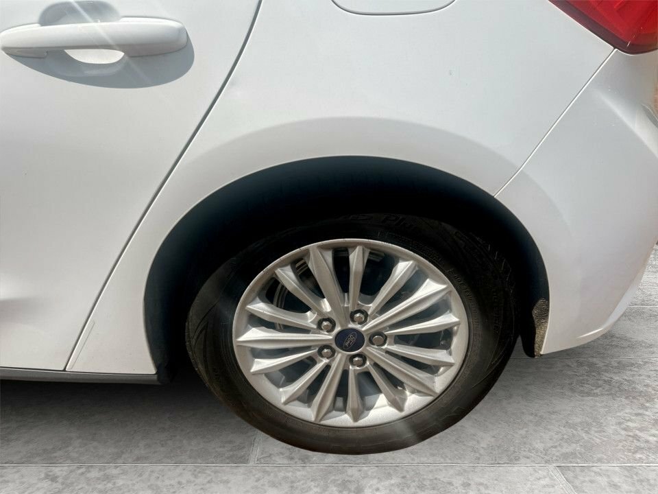 Ford Focus 1L Titanium YN68UYO White #4