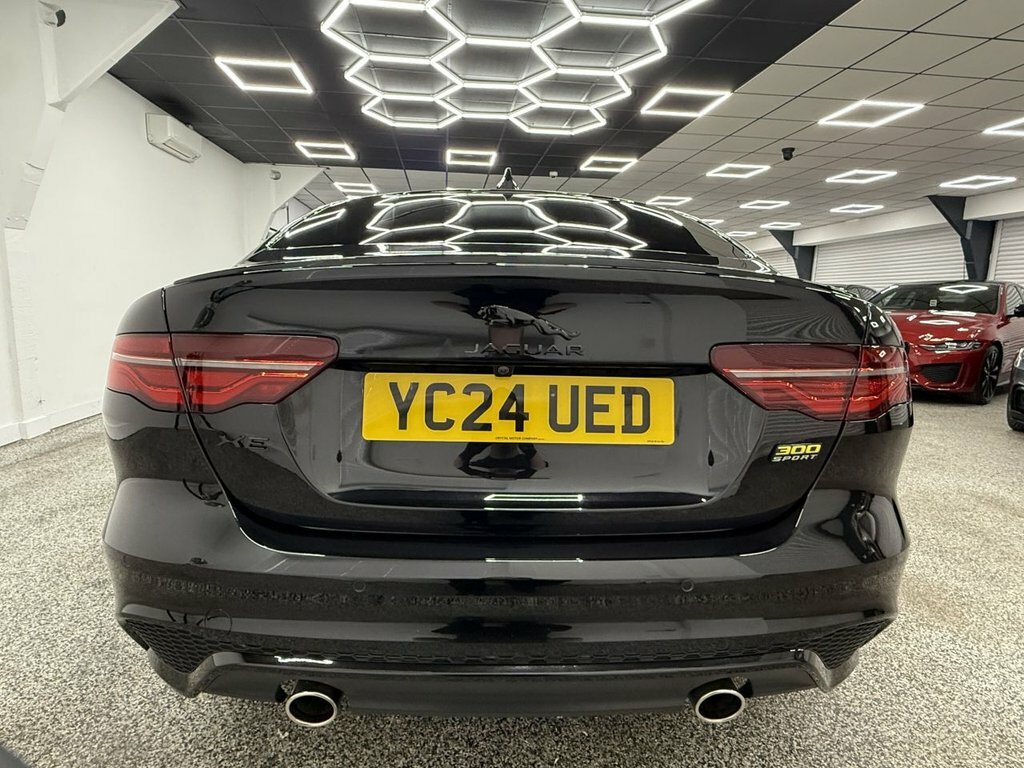 Jaguar XE 2L Sport Black #4