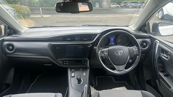 Toyota Auris Ts Design 1.8 Hybrid GY67DHN White #6