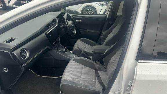 Toyota Auris Ts Design 1.8 Hybrid GY67DHN White #5