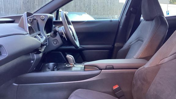 Lexus UX 300E Premium Black #6