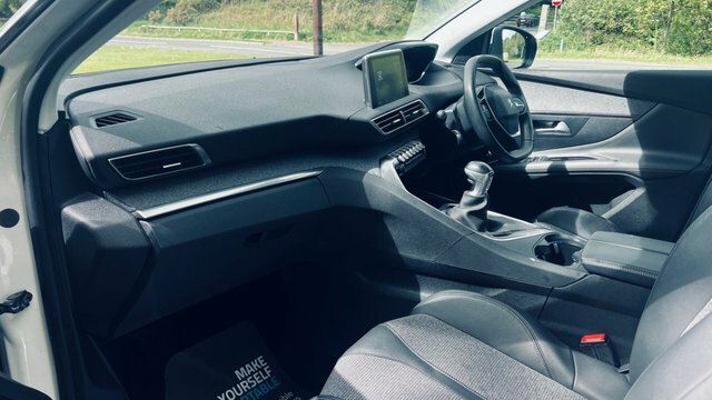 Peugeot 3008 Puretech Allure Suv SD20FKW White #3