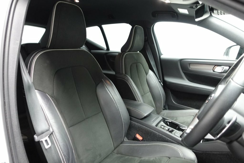 Volvo XC40 2L R-design AK69CYA White #3