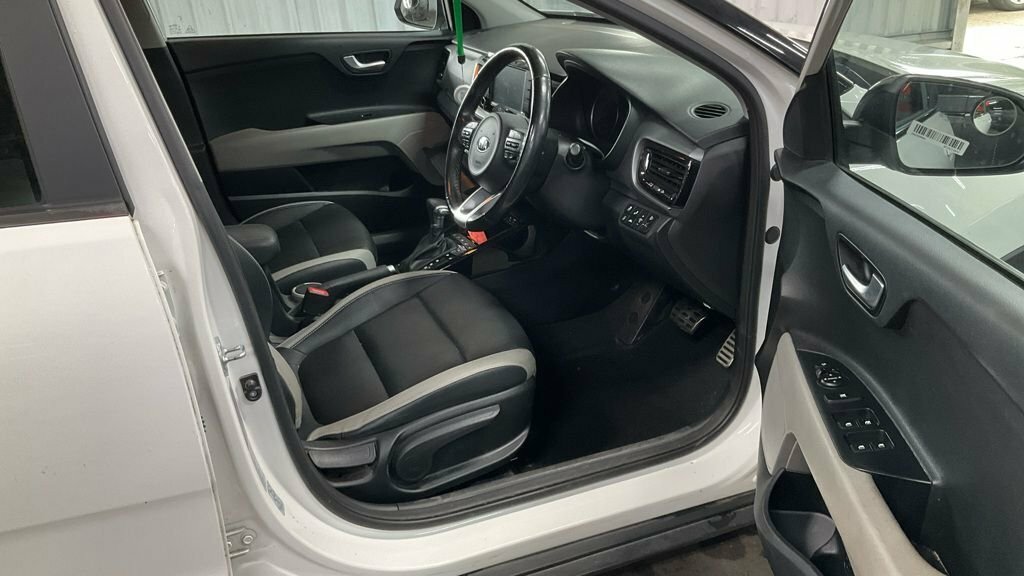 Kia Stonic 1L 4 LT69GJO White #2