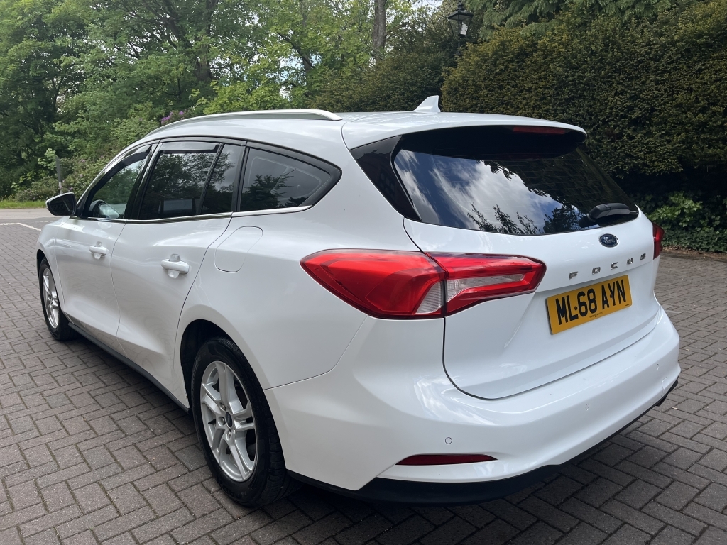 Ford Focus Estate ML68AYN White #5