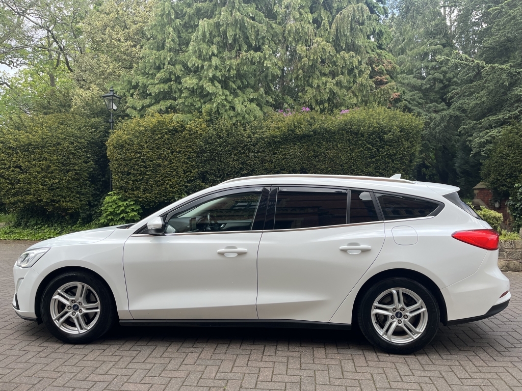 Ford Focus Estate ML68AYN White #4