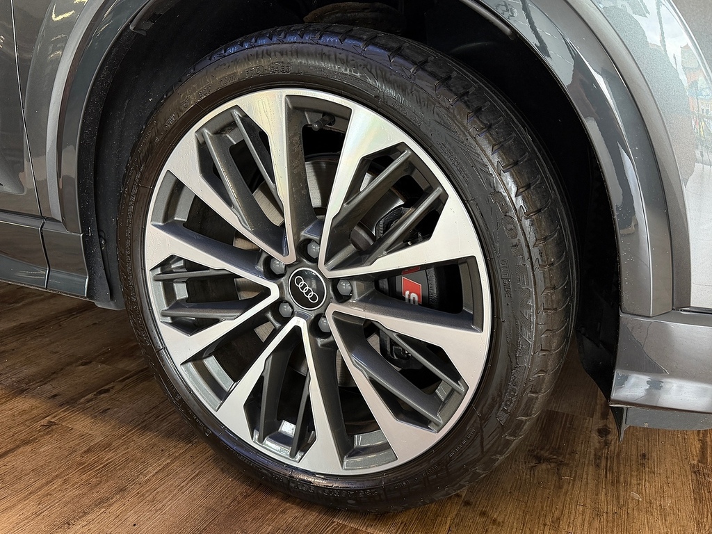 Audi SQ2 2L Black Edition Blue #50