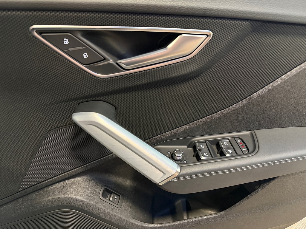 Audi SQ2 2L Black Edition Blue #42