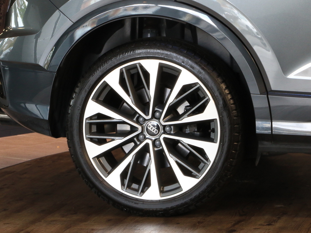 Audi SQ2 2L Black Edition Blue #12