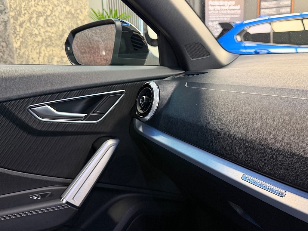 Audi SQ2 2L Black Edition Blue #35