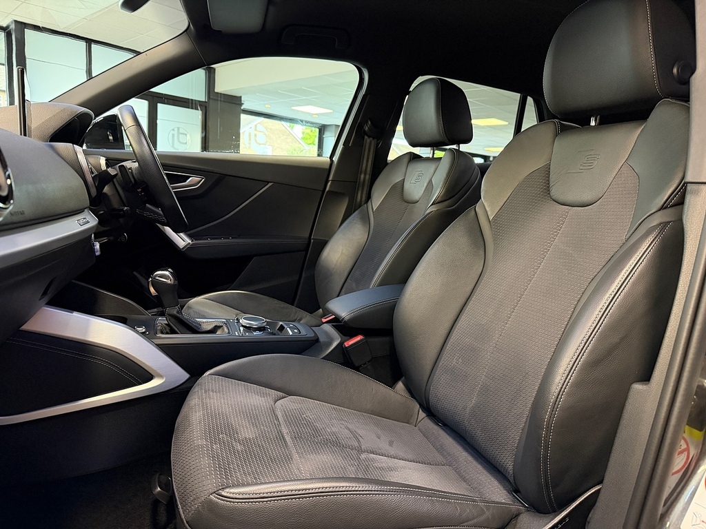 Audi SQ2 2L Black Edition Blue #22