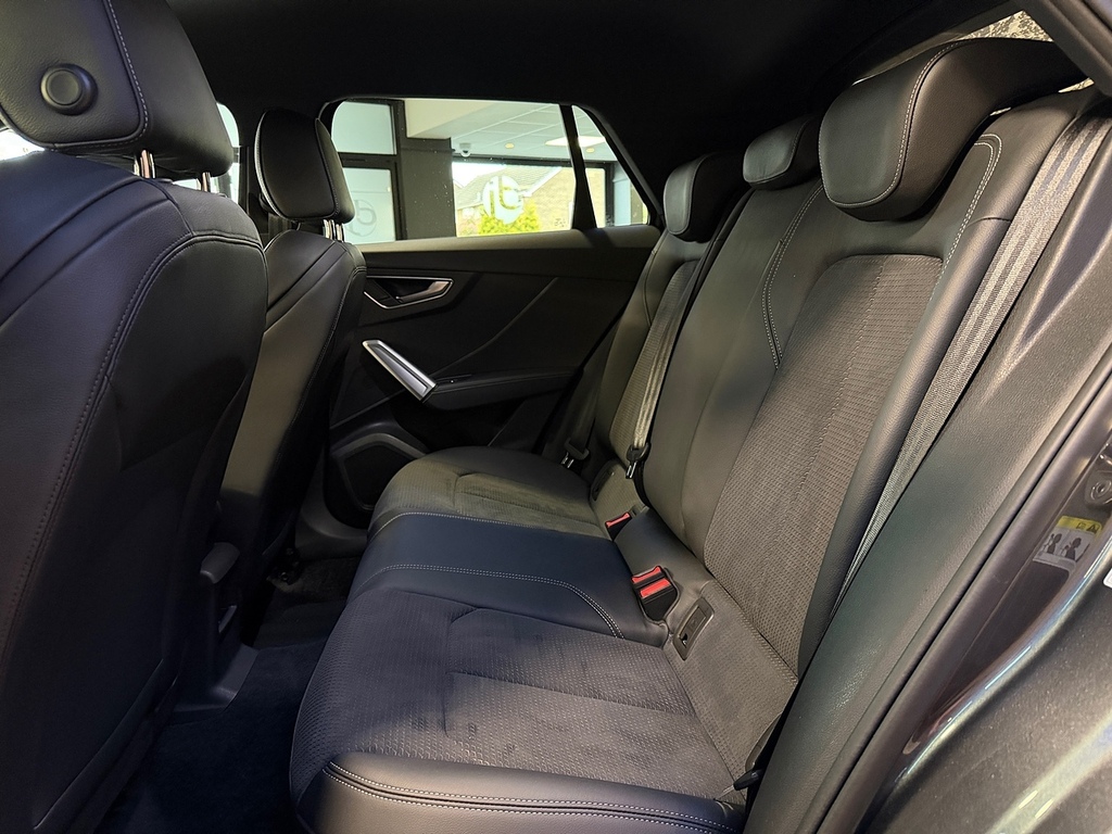 Audi SQ2 2L Black Edition Blue #24