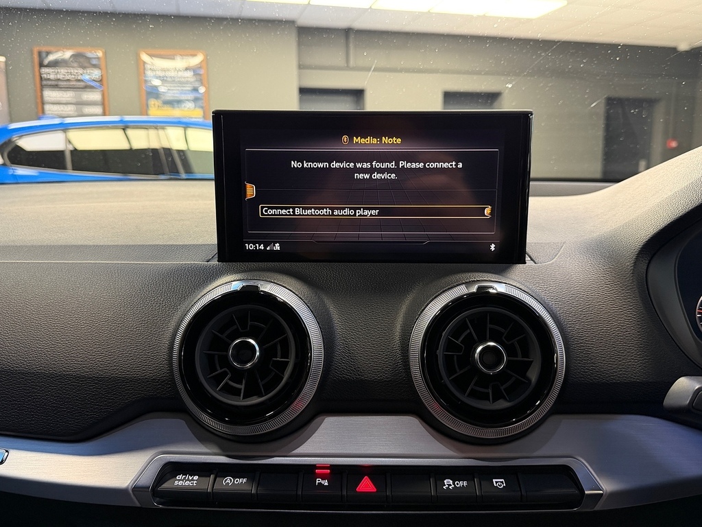 Audi SQ2 2L Black Edition Blue #37