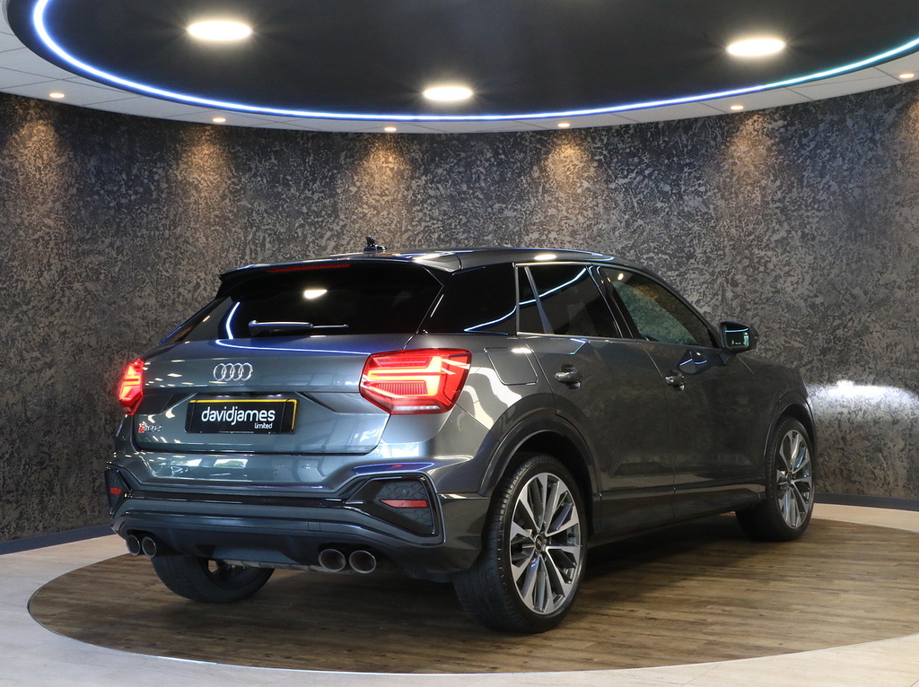 Audi SQ2 2L Black Edition Blue #9