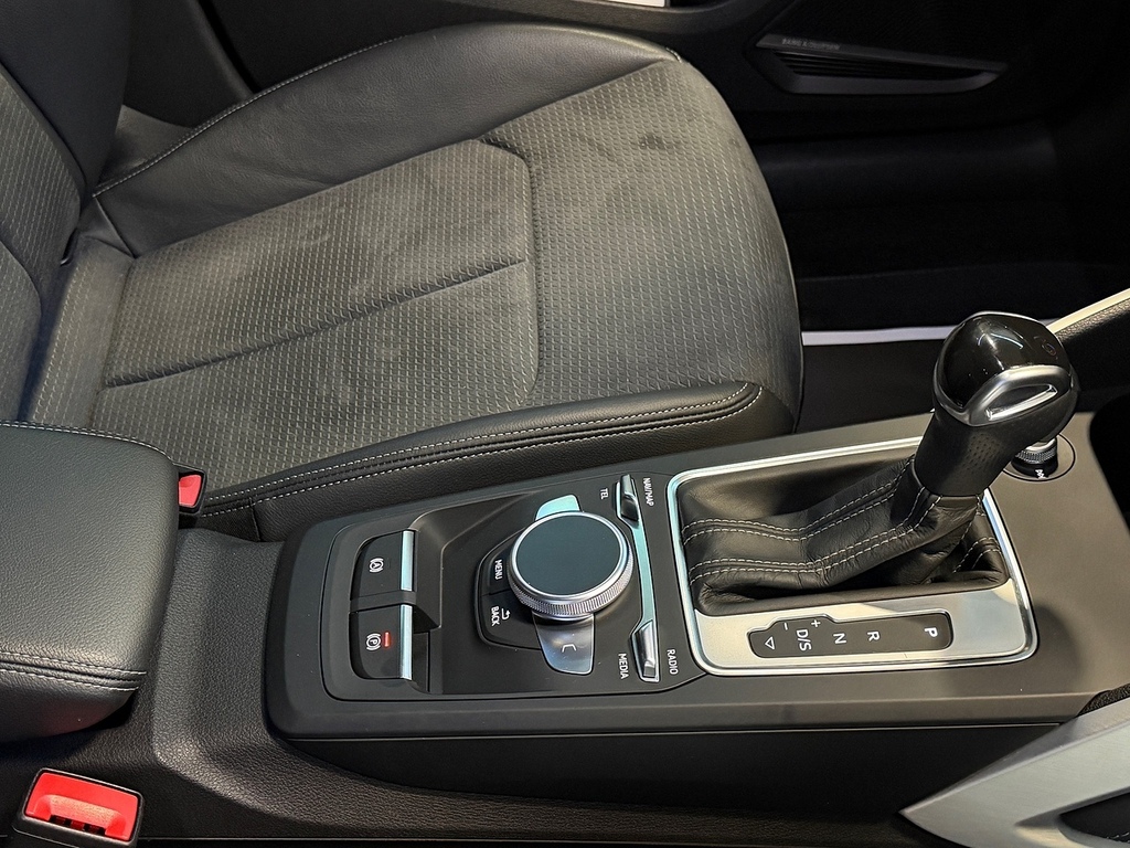 Audi SQ2 2L Black Edition Blue #32