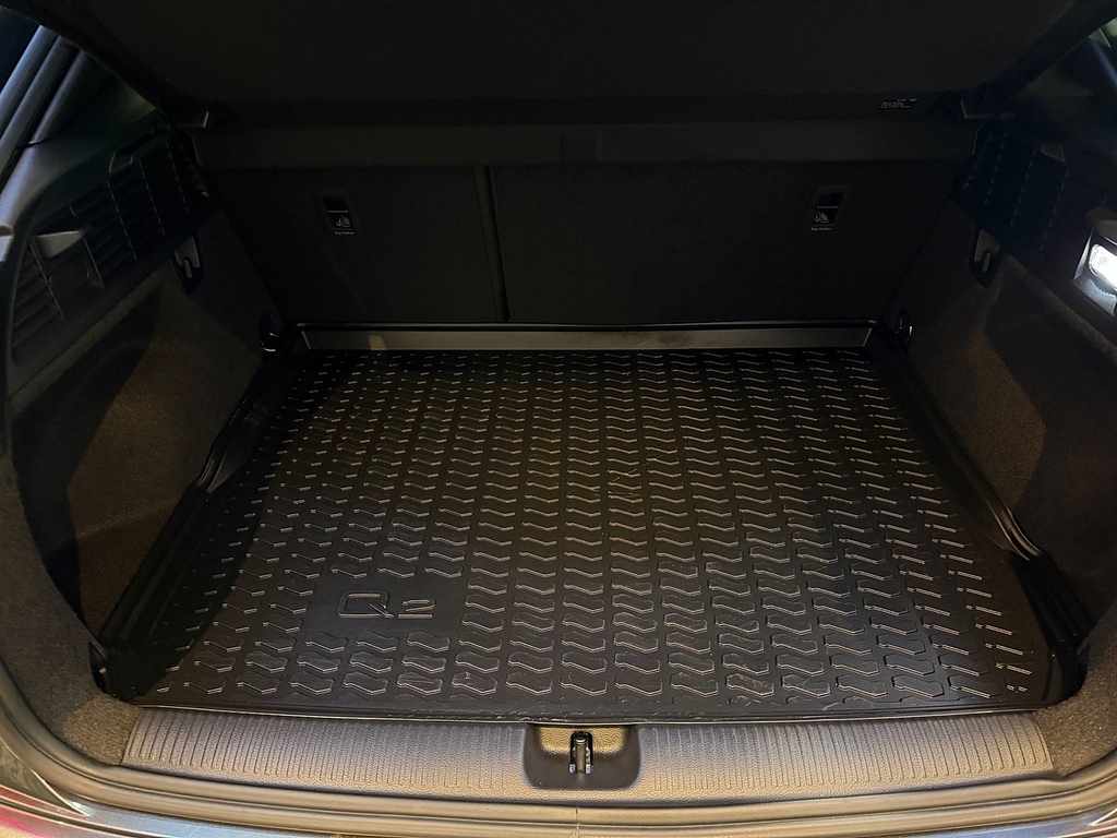 Audi SQ2 2L Black Edition Blue #51